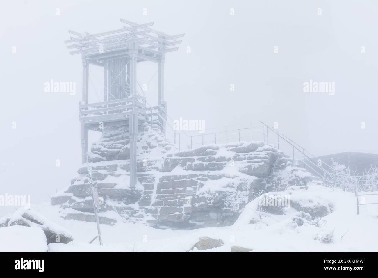 Atmosphère de brouillard à Backöfele, Schneeberg, Bischofsgrün, Fichtelgebirge, haute-Franconie, Franconie, Bavière, Allemagne, Europe Banque D'Images