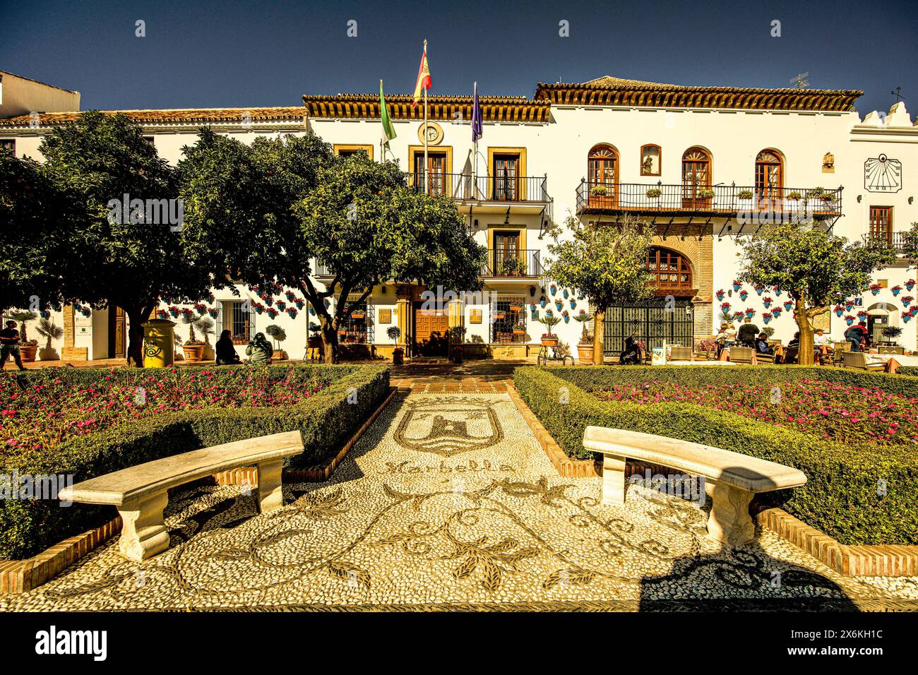 Plaza de los Naranjos dans la vieille ville de Marbella avec hôtel de ville et pavement en mosaïque, Costa del sol, Andalousie, Espagne Banque D'Images