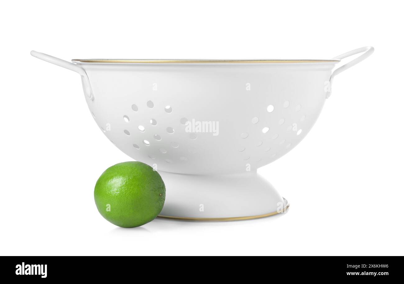 Passoire à la chaux fraîche isolée sur blanc Banque D'Images