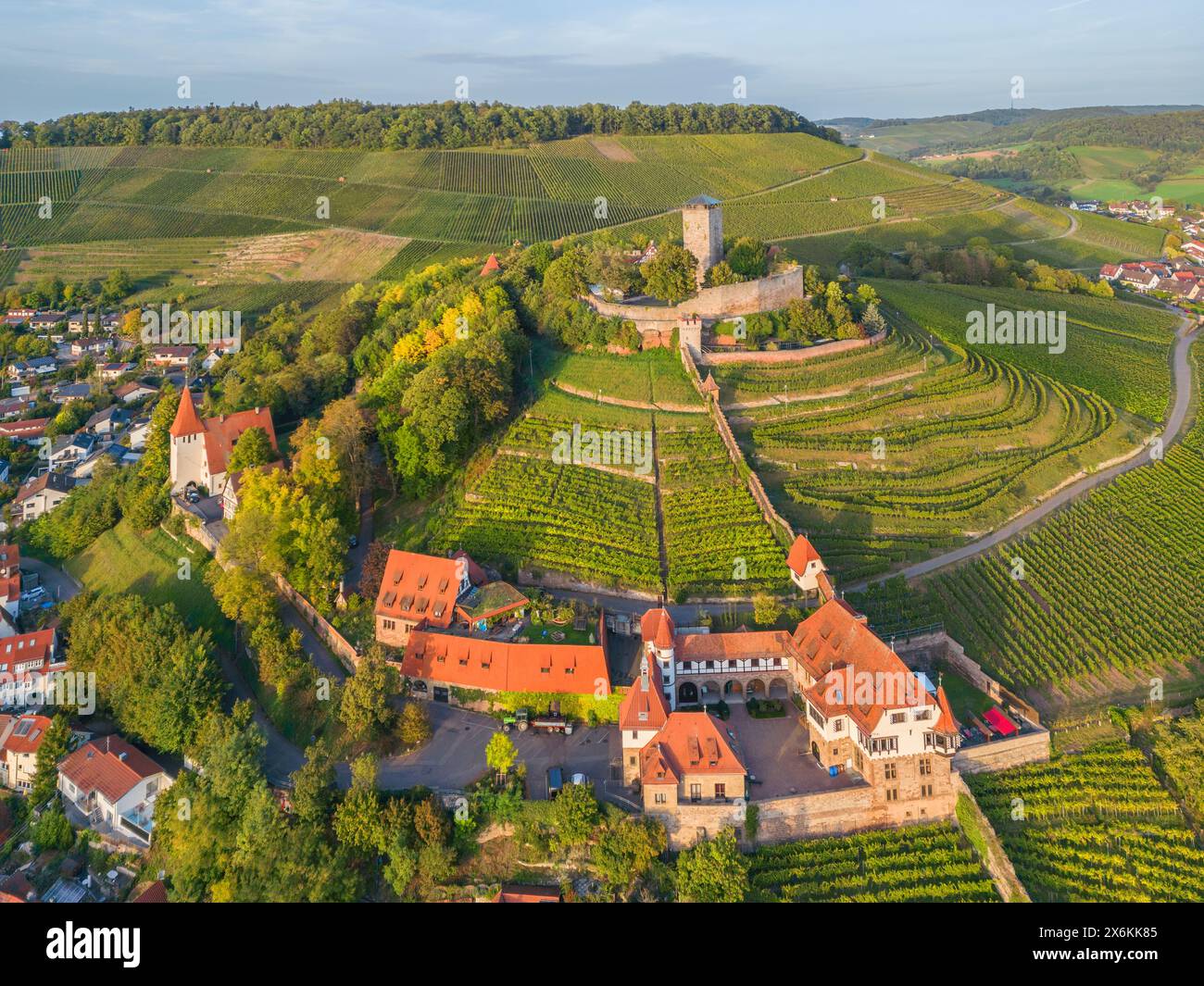Vue aérienne du Burgfalknerei Hohenbeilstein en soirée, Beilstein, Neckar, Neckartal, Württembergische Weinstrasse, Baden-Württemberg, Allemagne Banque D'Images