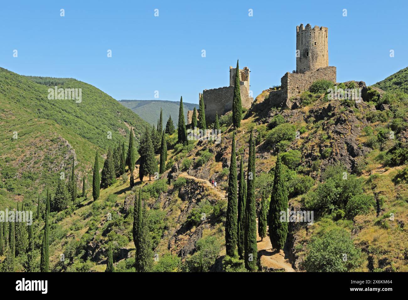 Château de Cabaret (à gauche) et Tour Régine, Lastours, montagne Noire, Occitanie, France Banque D'Images