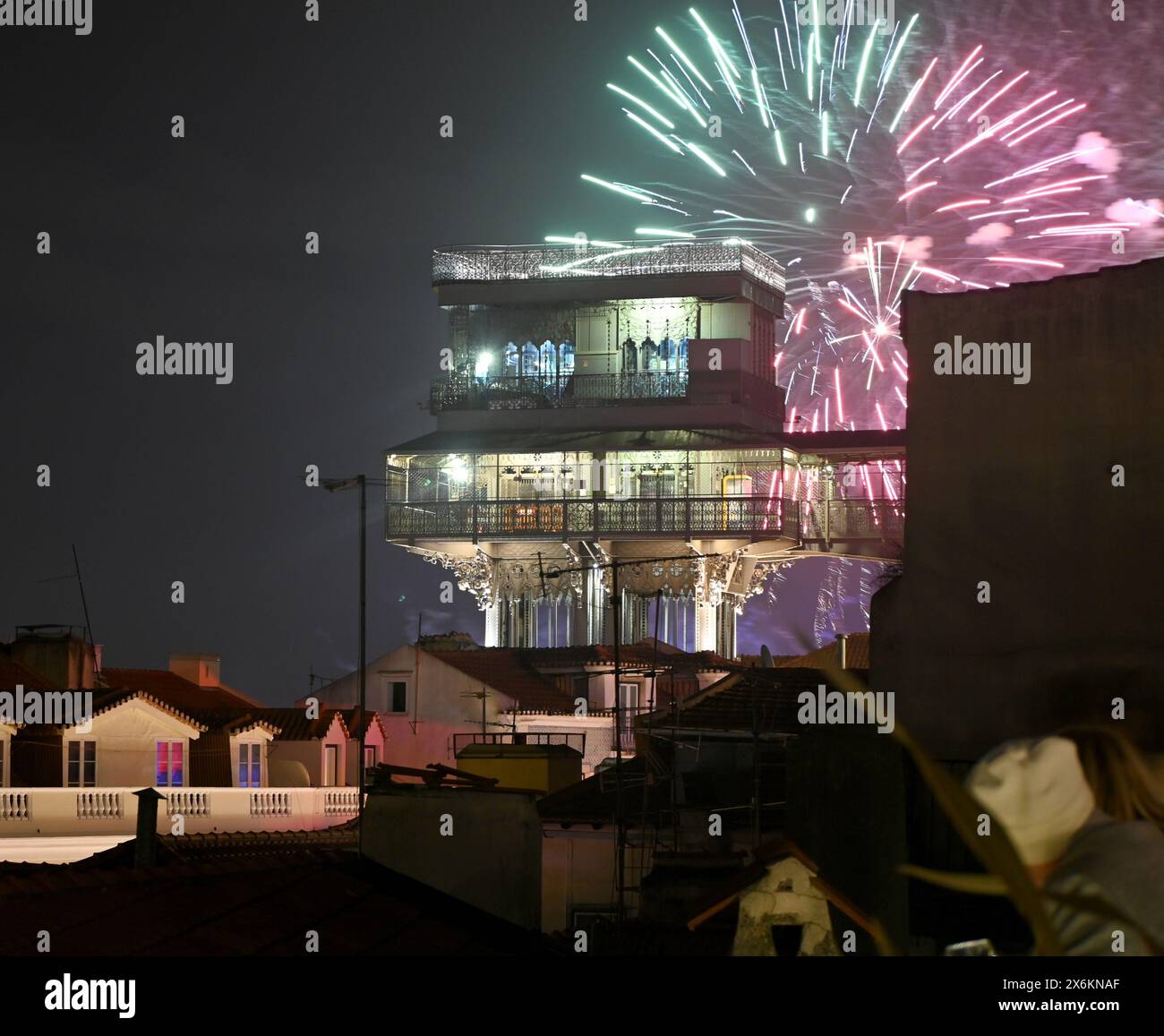 Feux d'artifice de la Saint-Sylvestre et du nouvel an 39 avec le point de vue de l'Elevador Santa Justa sur Lisbonne, Portugal Banque D'Images