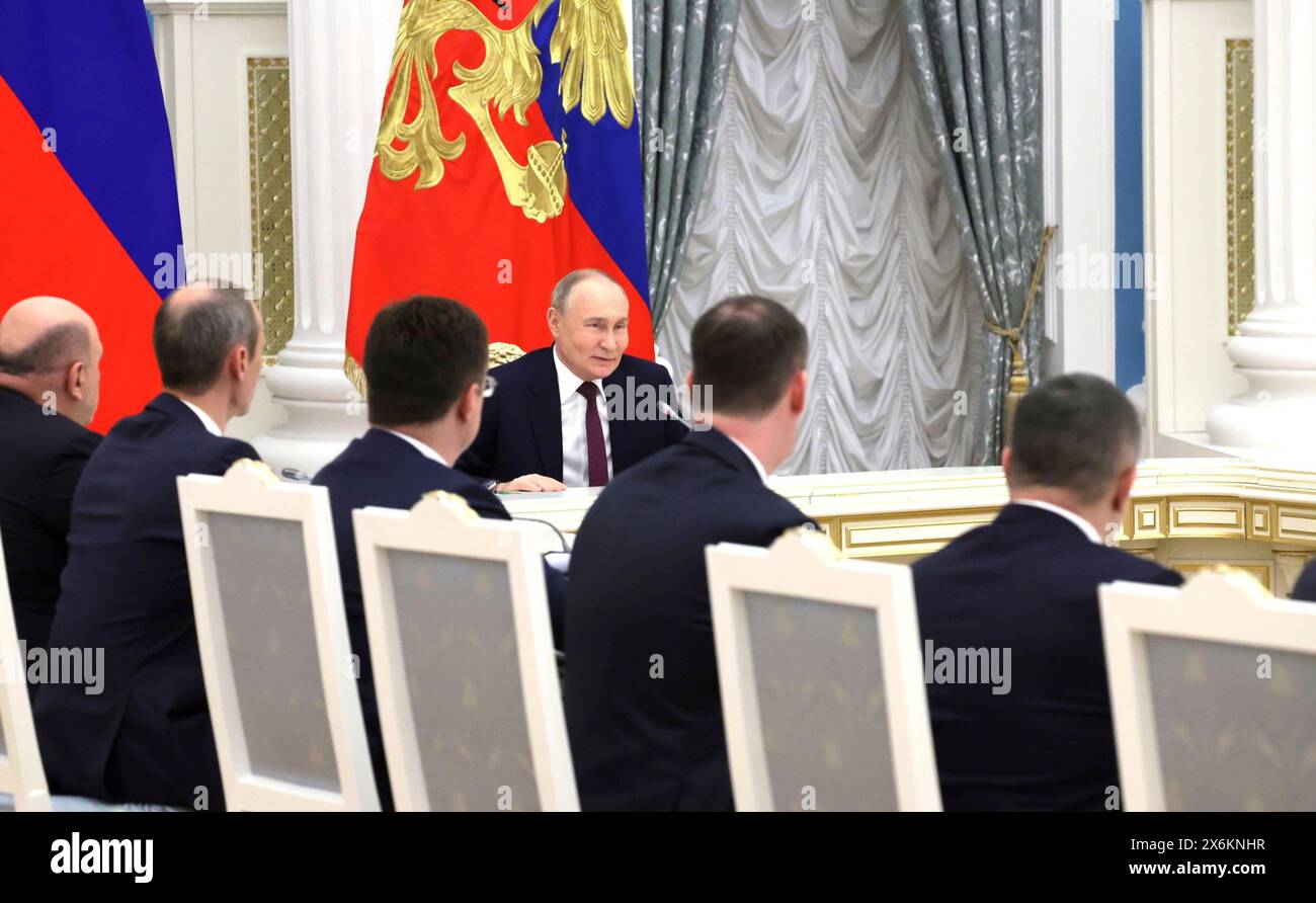 Moscou, Russie. 14 mai 2024. Le président russe Vladimir Poutine s’adresse aux membres du gouvernement après la nomination du nouveau cabinet des ministres au Kremlin, le 14 mai 2024, à Moscou, en Russie. Crédit : Vyacheslav Prokofyev/Kremlin Pool/Alamy Live News Banque D'Images