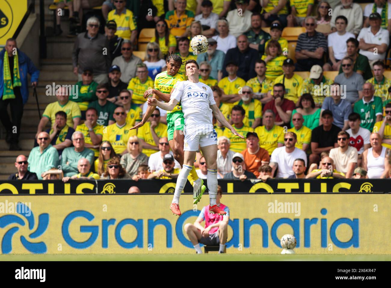 Sam McCallum de Norwich City remportant l'en-tête contre Sam Byram de Leeds United - Norwich City v Leeds United, demi-finale du Sky Bet Championship Play-Off - 1st Leg, Carrow Road, Norwich, Royaume-Uni - 12 mai 2024 usage éditorial seulement - des restrictions DataCo s'appliquent Banque D'Images