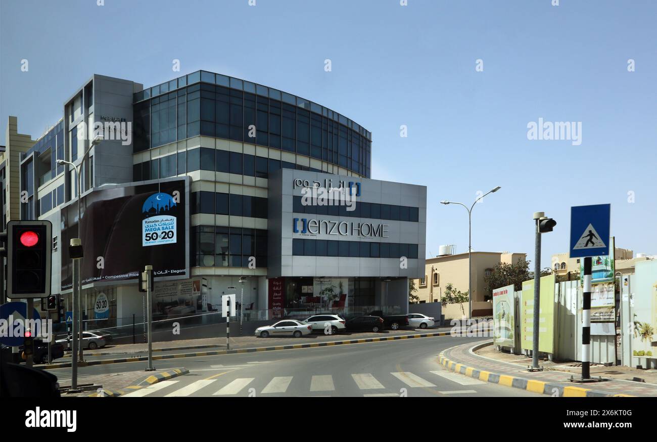 Enza Home Furniture Store par les feux de circulation sur la route de l'aéroport international de Muscat Oman Banque D'Images