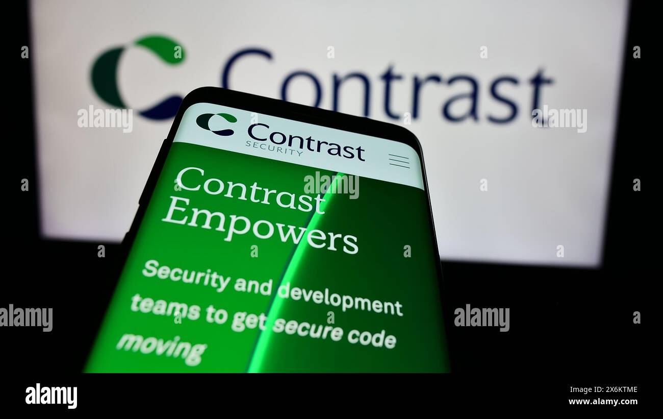 Smartphone avec le site Web de la société américaine de logiciels Contrast Security Inc devant le logo de l'entreprise. Concentrez-vous sur le coin supérieur gauche de l'écran du téléphone. Banque D'Images