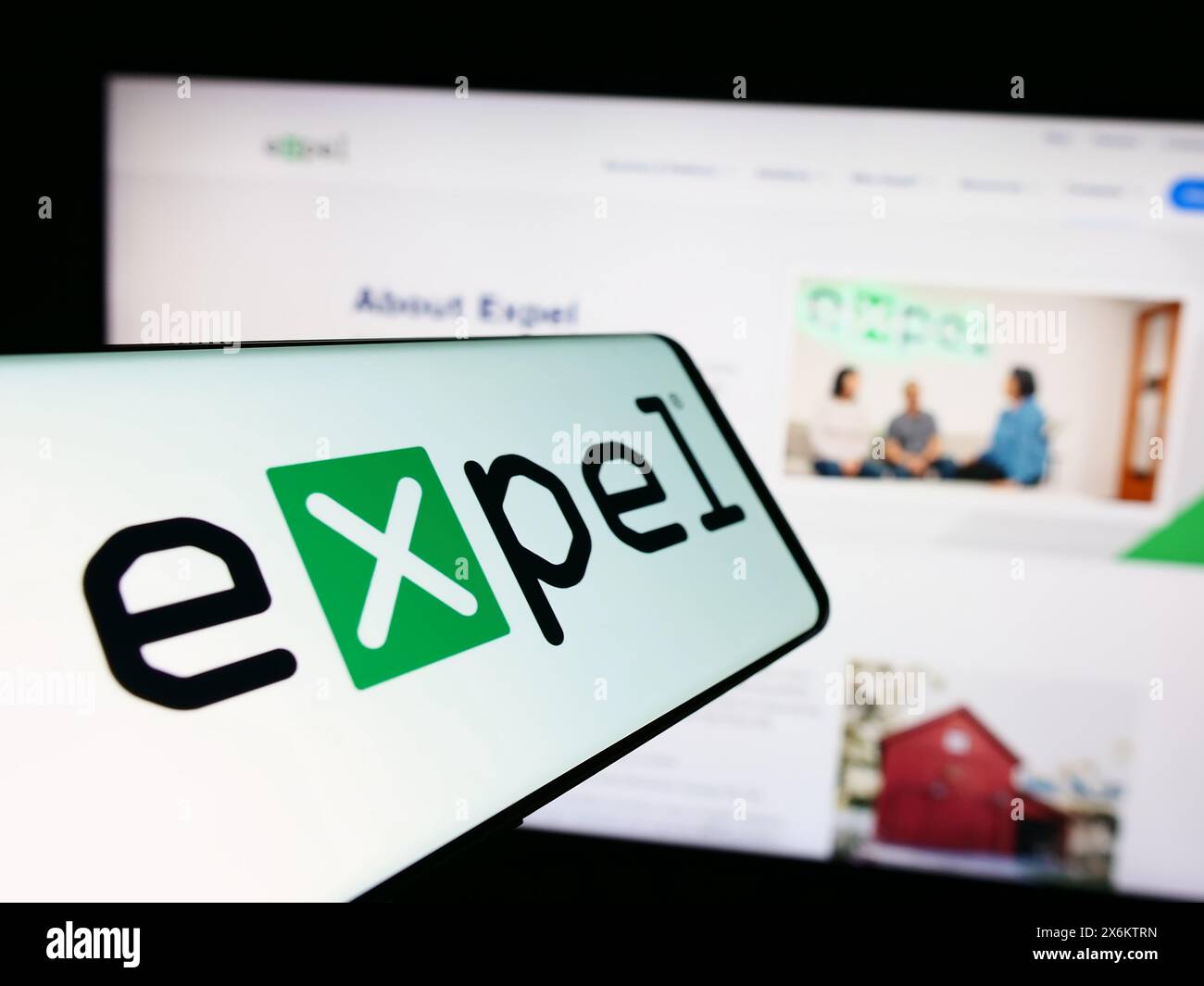 Téléphone portable avec le logo de la société américaine de cybersécurité Expel Inc devant le site Web de l'entreprise. Mettez l'accent sur le centre-gauche de l'écran du téléphone. Banque D'Images