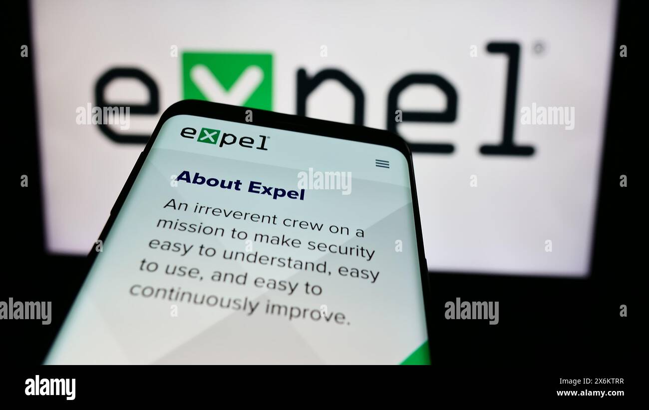 Smartphone avec le site Web de la société américaine de cybersécurité Expel Inc devant le logo de l'entreprise. Concentrez-vous sur le coin supérieur gauche de l'écran du téléphone. Banque D'Images
