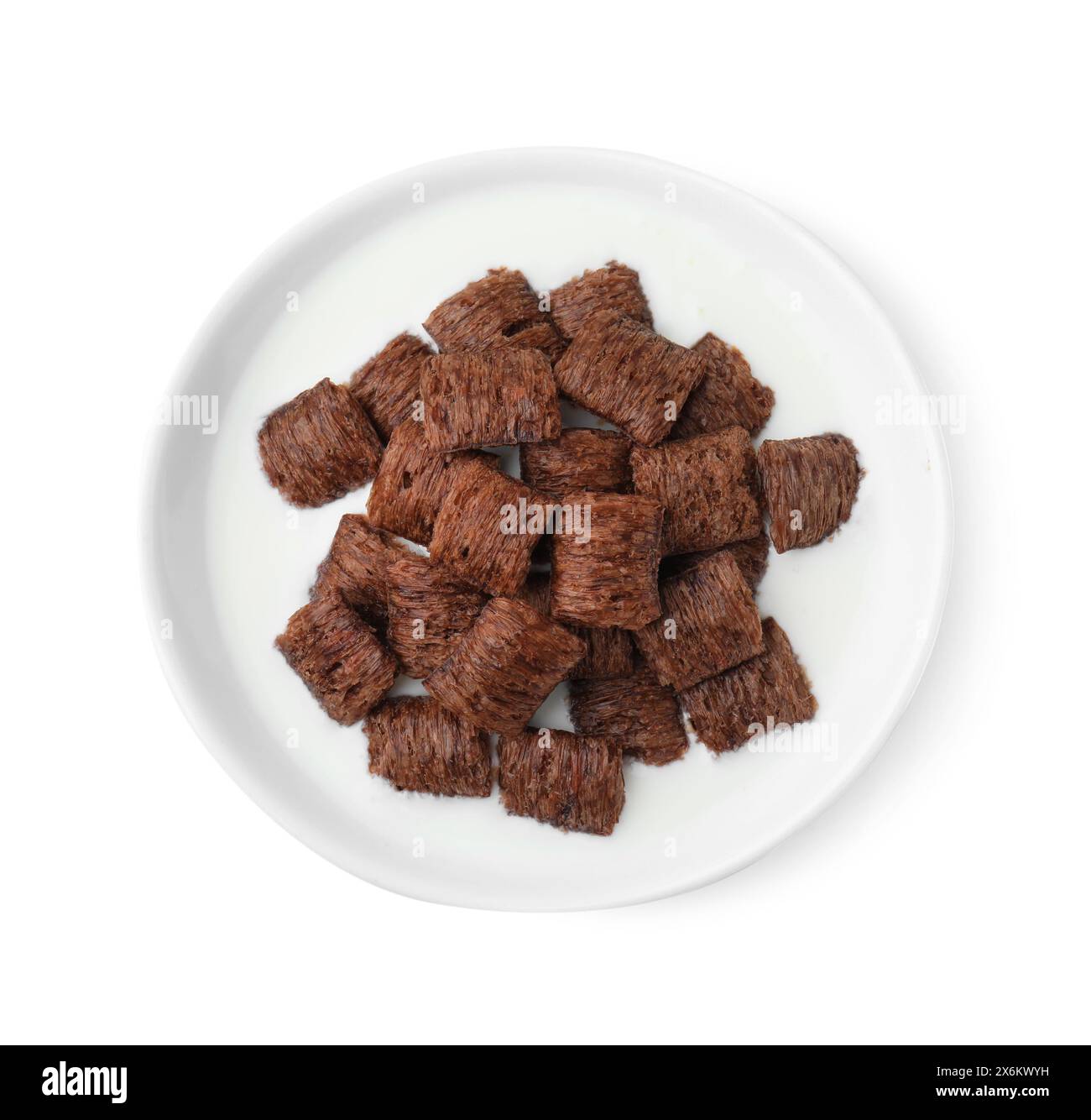 Céréales pour le petit déjeuner. Savoureux blocs de maïs avec du lait dans un bol isolé sur blanc, vue de dessus Banque D'Images