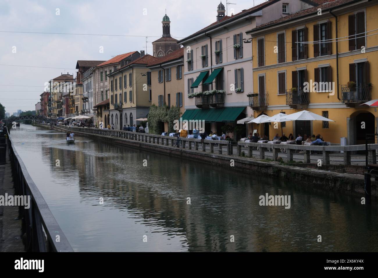 I Navigli et le Grand canal de Milan dans le quartier des canaux - Milan, Italie Banque D'Images