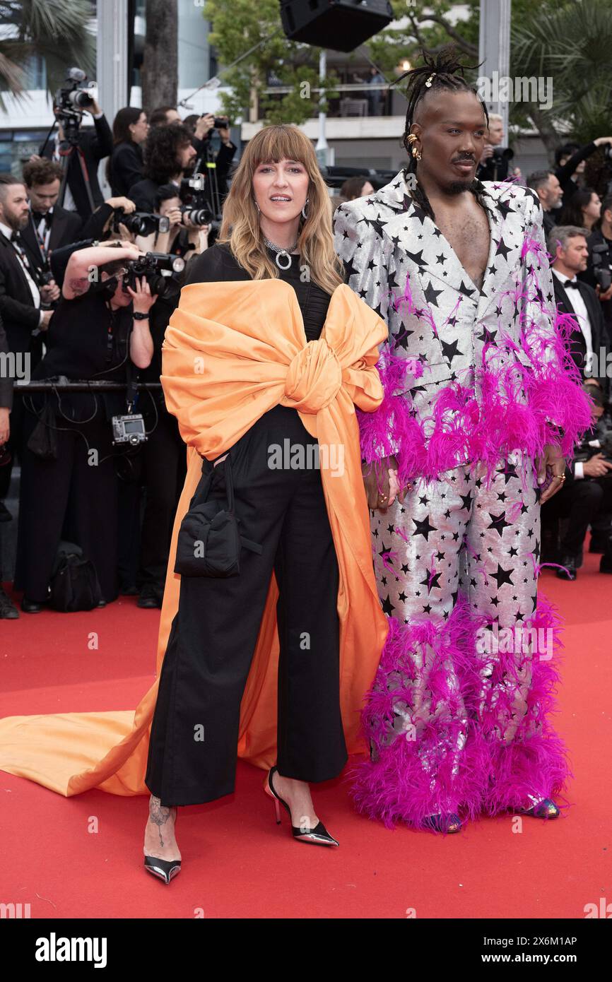 Cannes, France. 15 mai 2024. Daphne Burky et Kiddy Smile assistent à la projection de Furiosa : a Mad Max Saga lors de la 77e édition du Festival de Cannes au Palais des Festivals, le 15 mai 2024 à Cannes, France. Photo de David NIVIERE/ABACAPRESS. COM Credit : Abaca Press/Alamy Live News Banque D'Images