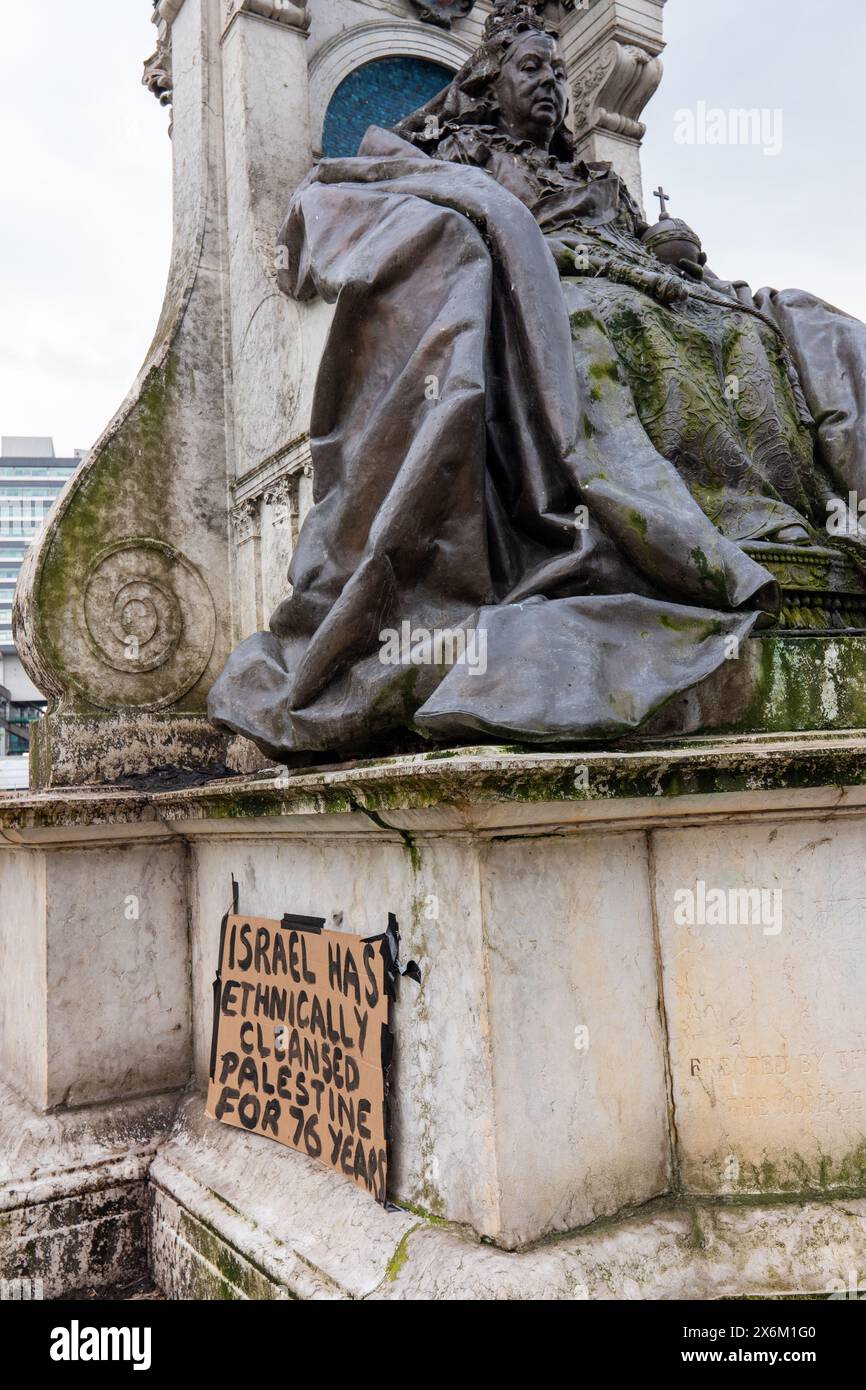 Monument victorien avec placard. Les manifestants palestiniens célèbrent le 76e anniversaire de la Nakba Manchester en marchant avec une grande clé et des banderoles. Les manifestants pro-palestiniens ont défilé du monument victorien dans le centre-ville de Piccadilly Manchester jusqu'à l'université de Manchester où un camp de protestation sous tentes a été installé à Brunswick Park, qui a maintenant été rebaptisé DocAdnan Al-Bursh Park par les manifestants. Manchester Royaume-Uni. Image garyrobertsphotography/worldwidefeatures.com Banque D'Images