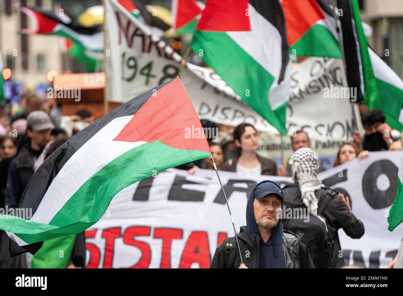 La manifestation palestinienne marque le 76e anniversaire de la Nakba Manchester en marchant avec une grande clé et des banderoles. Les manifestants pro-palestiniens ont défilé du monument victorien dans le centre-ville de Piccadilly Manchester jusqu'à l'université de Manchester où un camp de protestation sous tentes a été installé à Brunswick Park, qui a maintenant été rebaptisé DocAdnan Al-Bursh Park par les manifestants. Manchester Royaume-Uni. Image garyrobertsphotography/worldwidefeatures.com Banque D'Images