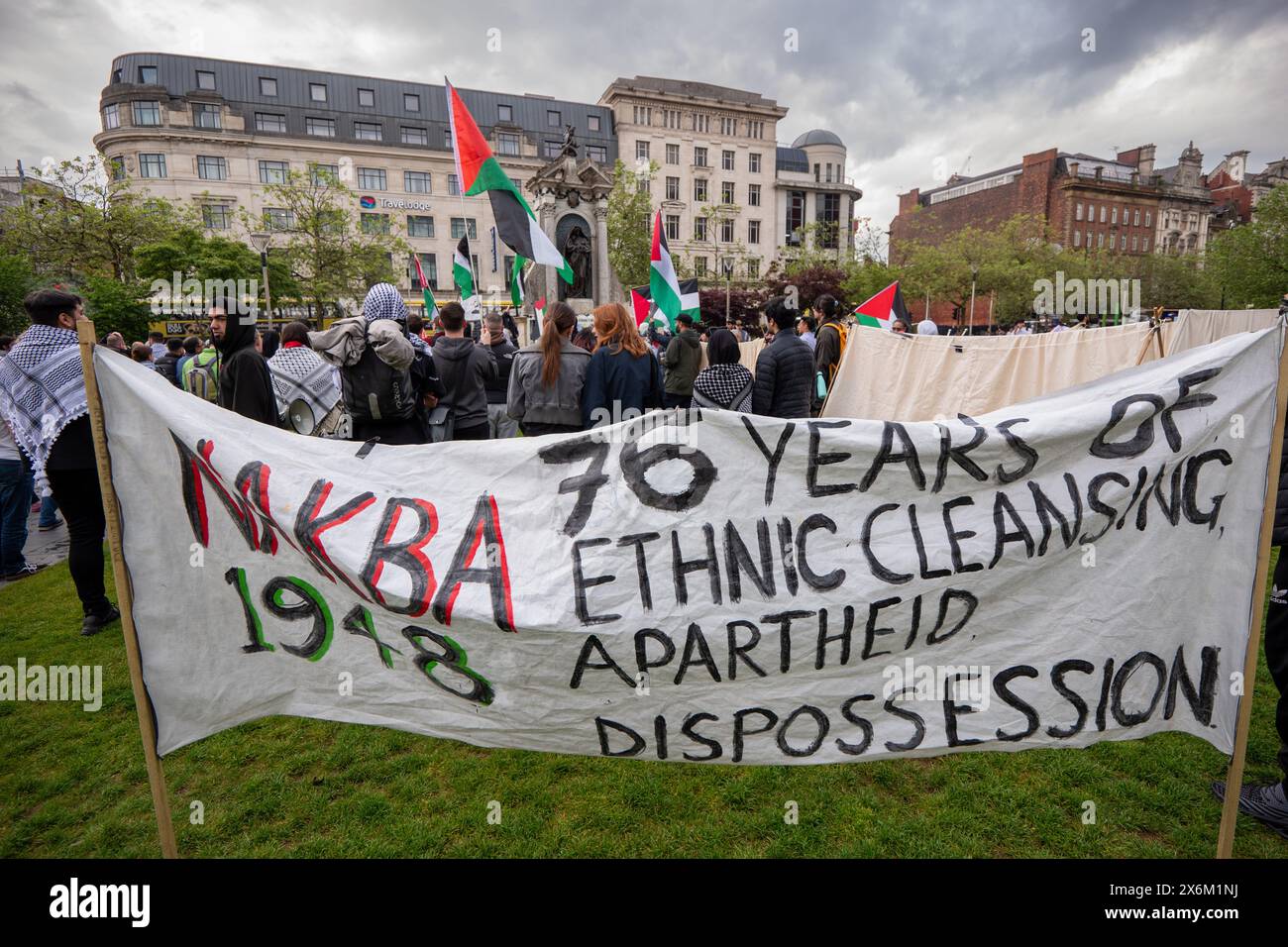 Bannière Nakba. La manifestation palestinienne marque le 76e anniversaire de la Nakba Manchester en marchant avec une grande clé et des banderoles. Les manifestants pro-palestiniens ont défilé du monument victorien dans le centre-ville de Piccadilly Manchester jusqu'à l'université de Manchester où un camp de protestation sous tentes a été installé à Brunswick Park, qui a maintenant été rebaptisé DocAdnan Al-Bursh Park par les manifestants. Manchester Royaume-Uni. Image garyrobertsphotography/worldwidefeatures.com Banque D'Images
