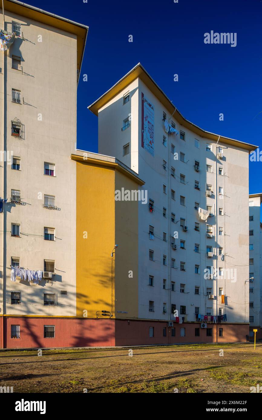 Un aperçu du passé de Séville avec un immeuble de logements publics des années 1950 dans le quartier El Tardón de Triana. Banque D'Images
