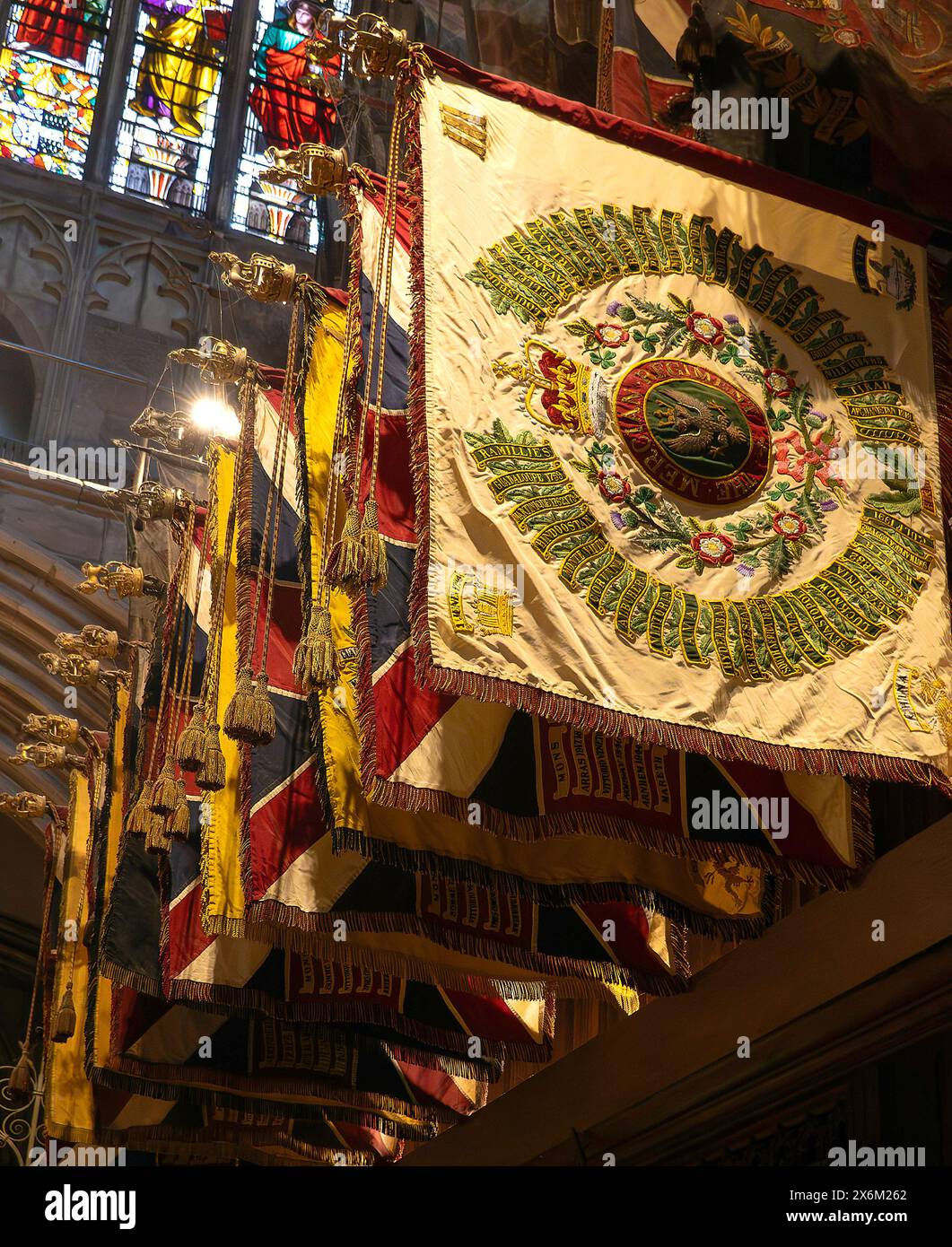 Drapeaux régimentaires dans la cathédrale de Lichfield, Lichfield, Staffordshire, Angleterre, Royaume-Uni Banque D'Images