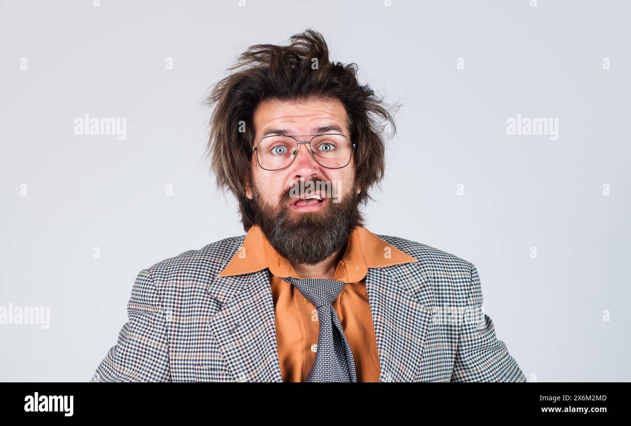 Portrait d'homme d'affaires stressé et choqué avec la barbe et la moustache dans les verres. Choquant homme barbu étonné en costume dans des lunettes. Élégant Banque D'Images