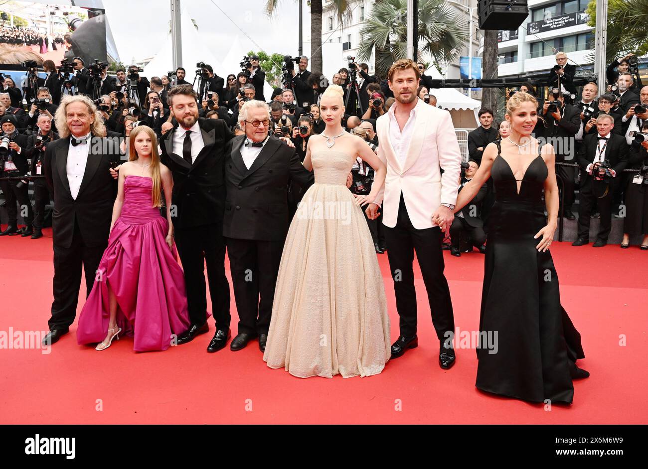 L'actrice britannique Anya Taylor- Joy, le producteur Doug Mitchell, l'acteur Tom Burke, le réalisateur australien George Miller, l'actrice Alyla Browne, l'acteur Chris Hemsworth et l'actrice espagnole Elsa Pataky assistent à la première de Furiosa : a Mad Max Saga au 77e Festival de Cannes, en France, le mercredi 15 mai 2024. Photo de Rune Hellestad/ UPI Banque D'Images