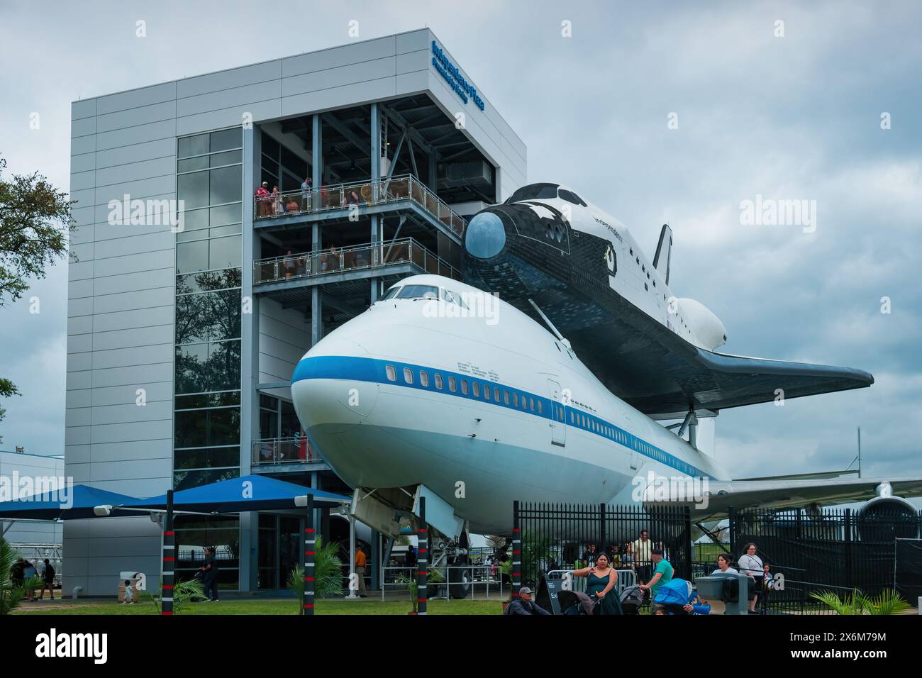 Space Shuttle Independence se trouve au sommet du Shuttle Carrier Aircraft 905 au Space Center Houston, Texas, États-Unis. Banque D'Images