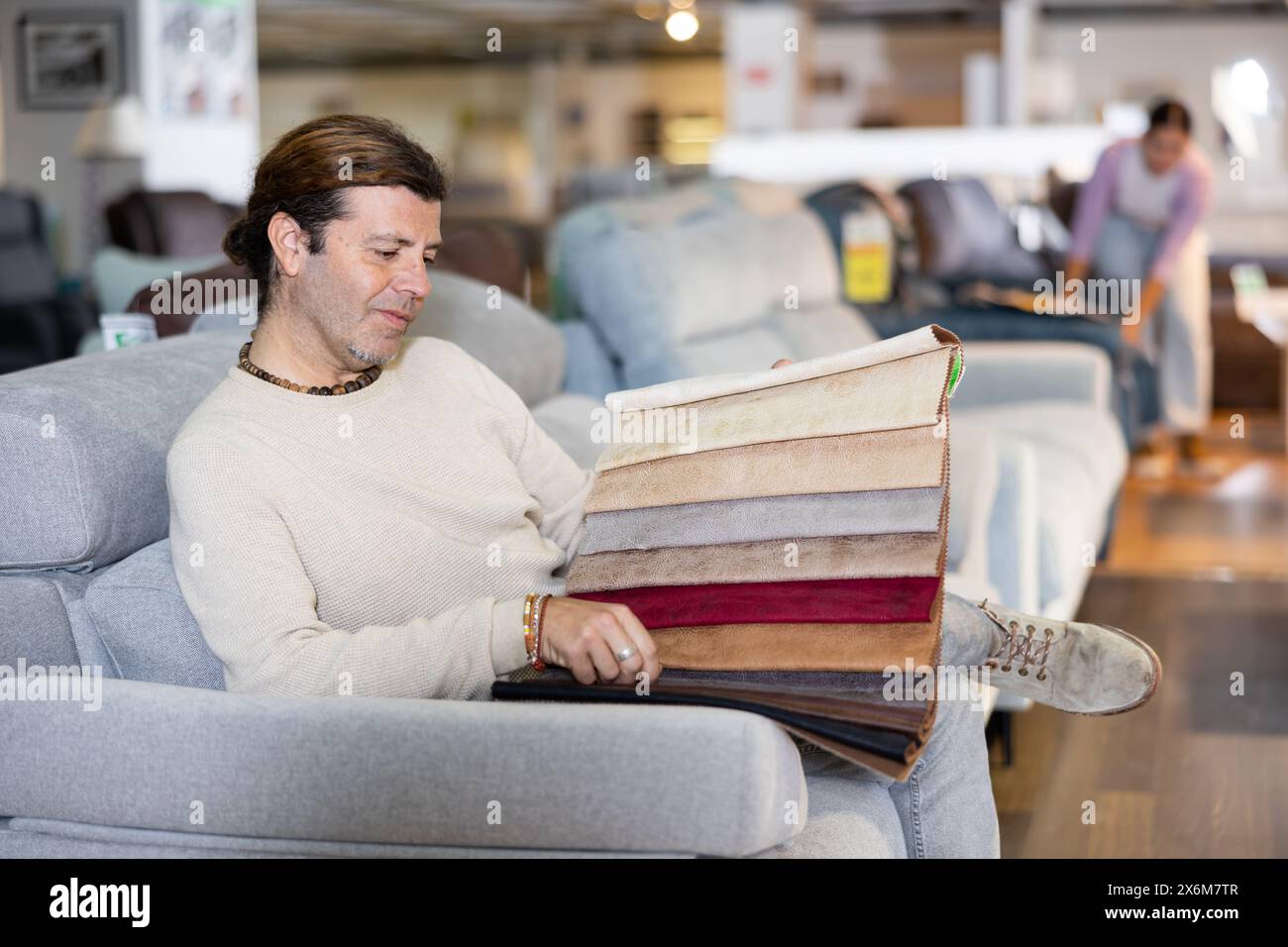 L'homme d'âge moyen choisit la couleur du mobilier Banque D'Images