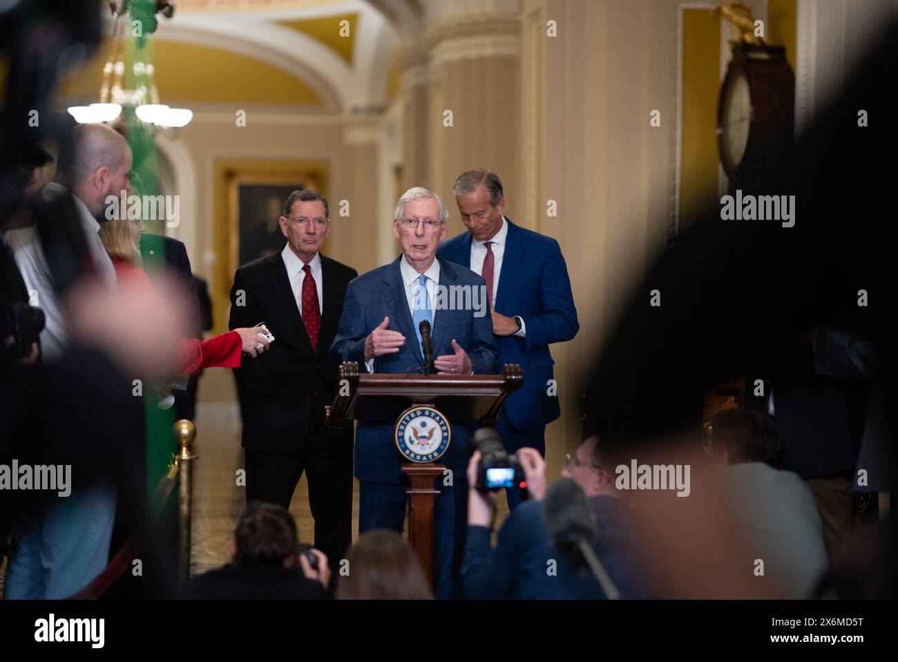 Washington, District de Columbia, États-Unis. 15 mai 2024. Le leader de la minorité sénatoriale MITCH MCCONNELL (R-KY) déclare aux journalistes qu'il s'oppose à la retenue par le président Biden des livraisons d'armes à Israël et que Biden aide aux terroristes. (Crédit image : © Douglas Christian/ZUMA Press Wire) USAGE ÉDITORIAL SEULEMENT! Non destiné à UN USAGE commercial ! Banque D'Images