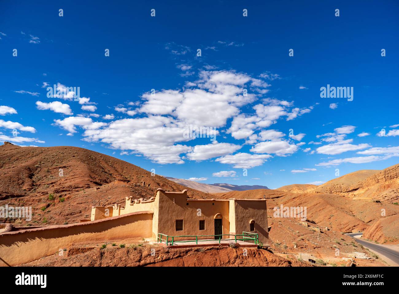 Maroc, maison de boue dans un paysage vallonné Banque D'Images