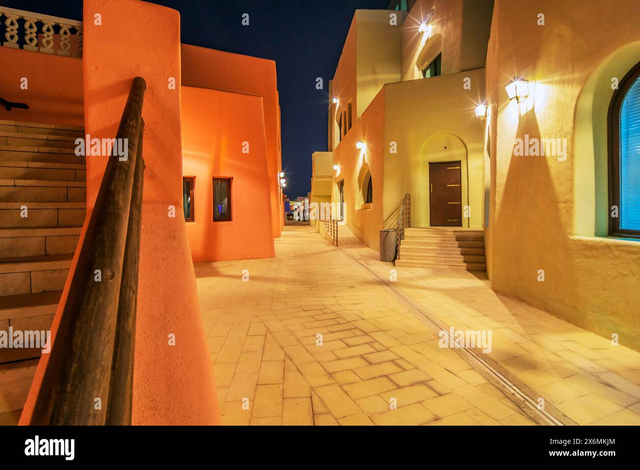 Prises de vue en soirée dans le quartier de Myna du vieux port de Doha capitale du Qatar, le golfe Persique Banque D'Images