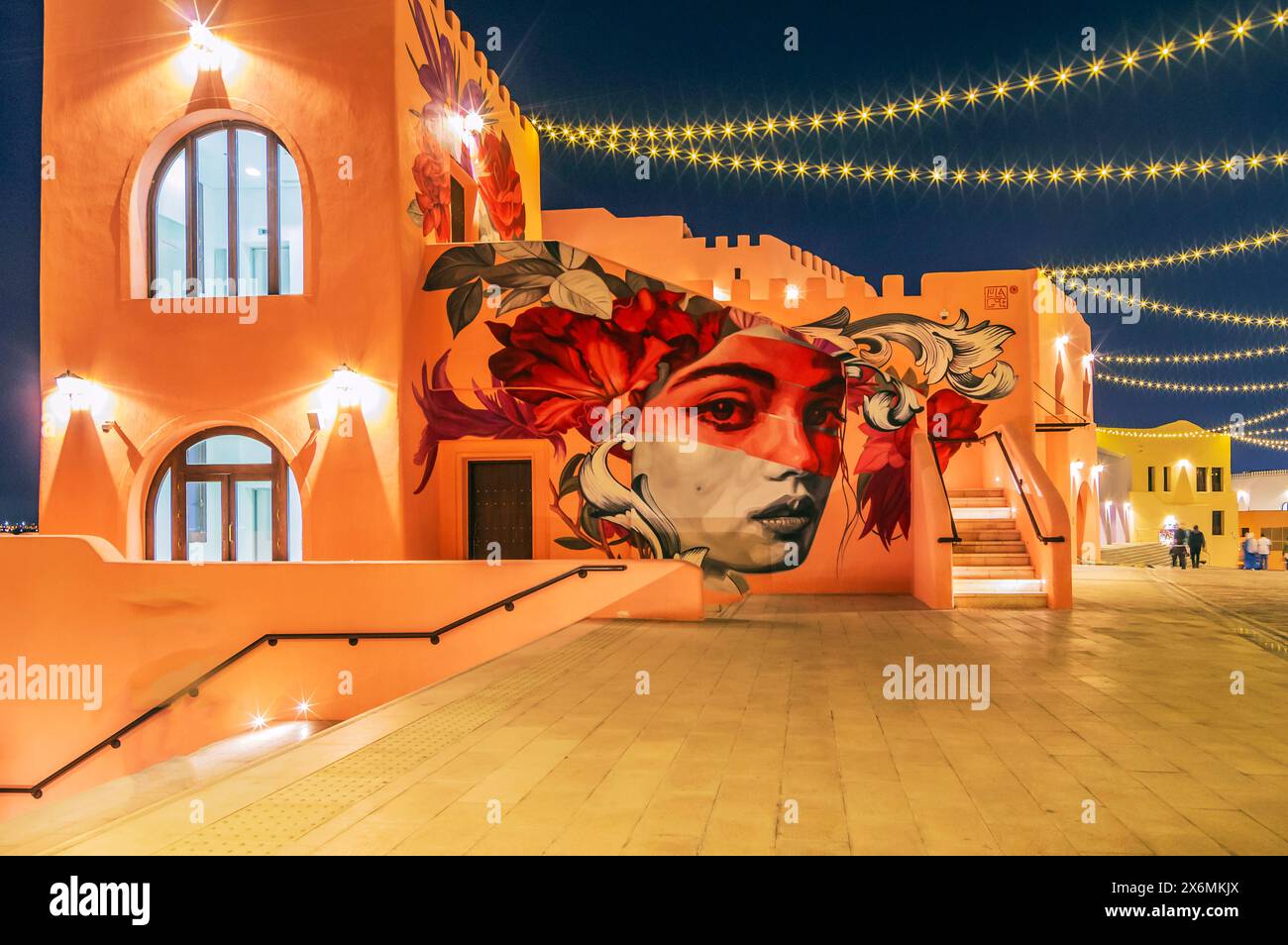Prises de vue en soirée dans le quartier de Myna du vieux port de Doha capitale du Qatar, le golfe Persique Banque D'Images