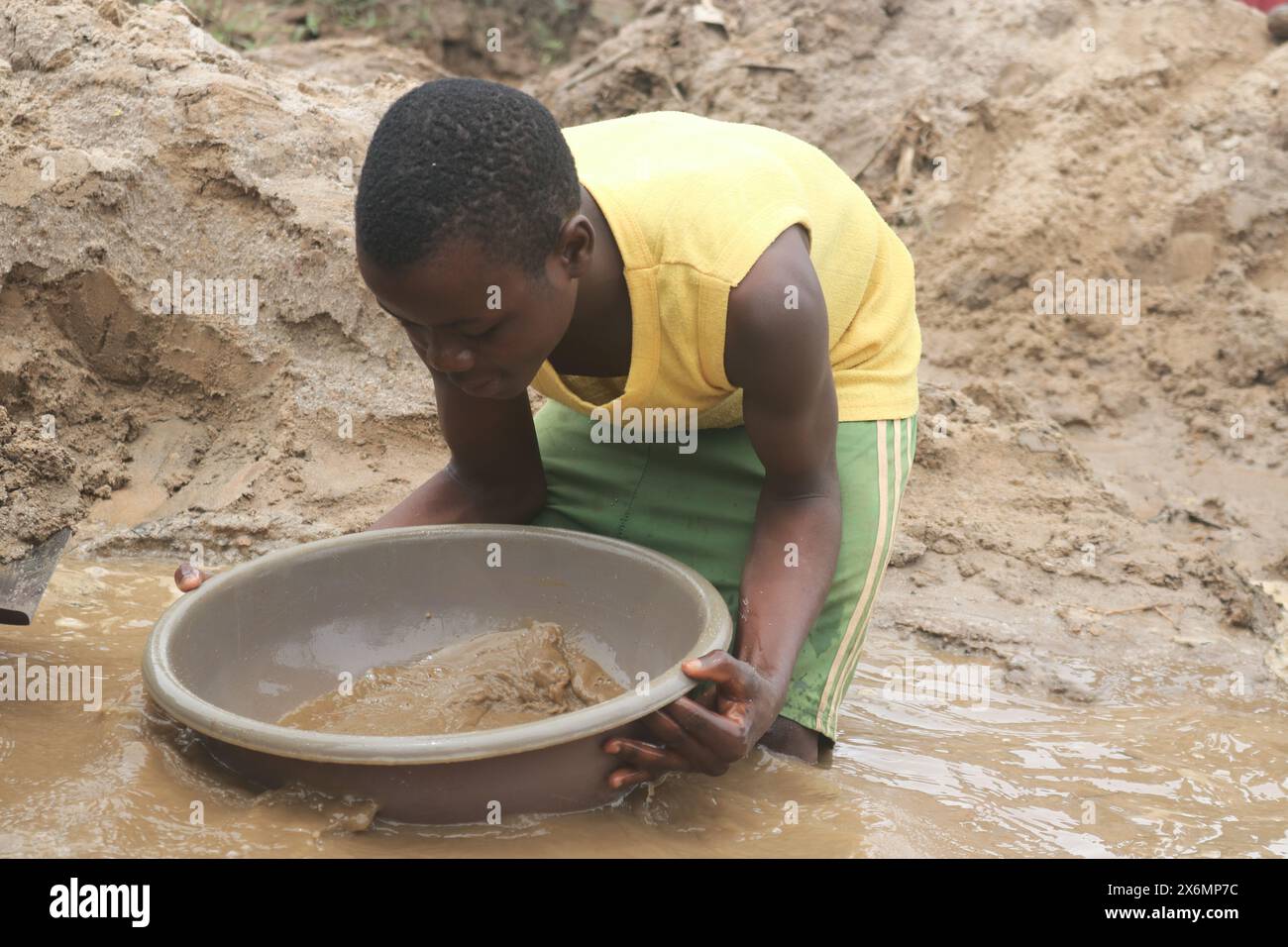 Bétaré-Oya, Cameroun. 10 septembre 2018. Un adolescent cherche de l'or dans une mine artisanale d'or. Banque D'Images