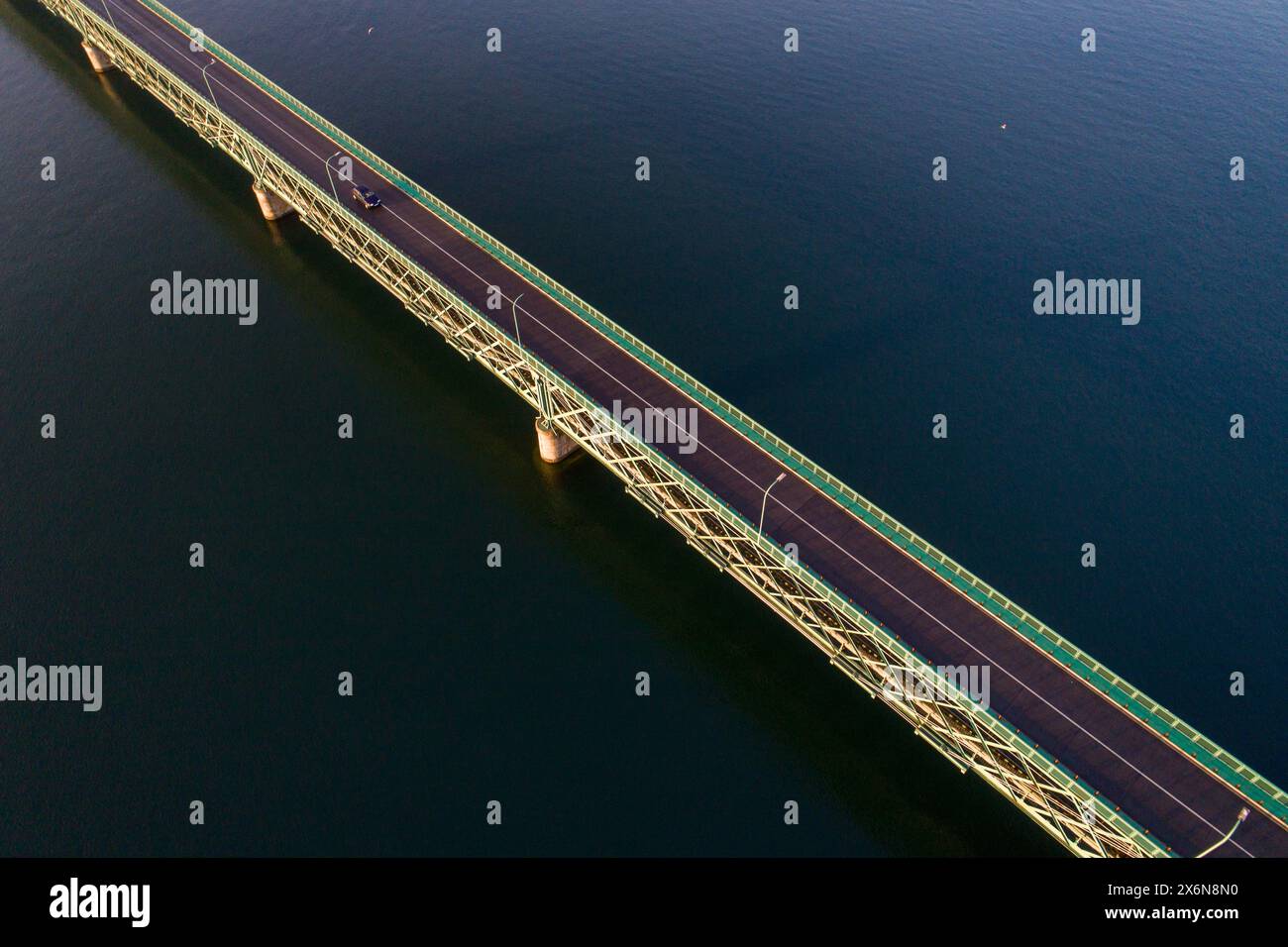 Prise de vue aérienne, vue par drone du vieux pont de fer sur la rivière lima à Viana do Castelo, Portugal Banque D'Images