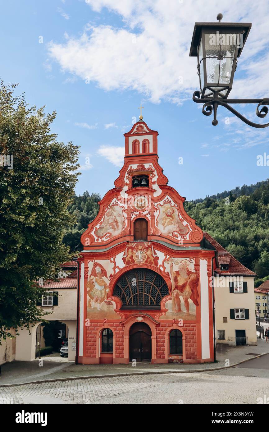 Fussen, Allemagne - 14 août 2023 : Église du Saint-esprit (Heilig-Geist-Spitalkirche) à Fussen, Bavière, Allemagne du Sud Banque D'Images