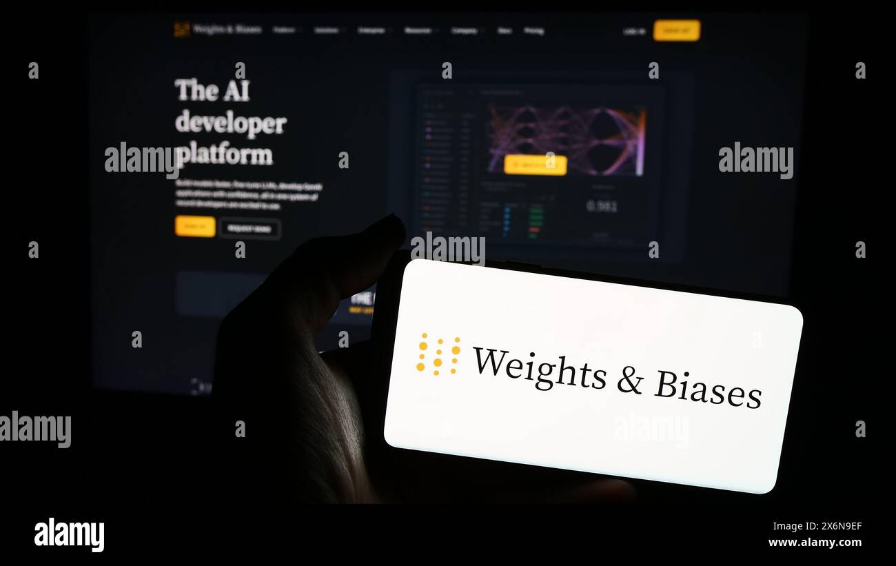 Personne tenant un smartphone avec le logo de la société d'intelligence artificielle américaine poids et biais Inc devant le site Web. Concentrez-vous sur l'affichage du téléphone. Banque D'Images