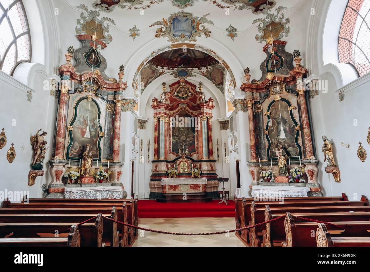 Fussen, Allemagne - 14 août 2023 : Église du Saint-esprit (Heilig-Geist-Spitalkirche) à Fussen, Bavière, Allemagne du Sud Banque D'Images