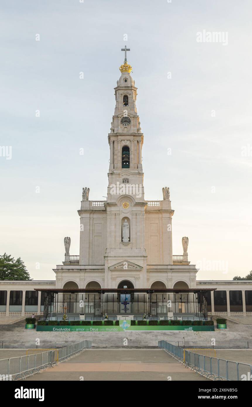 Façade du Sanctuaire de Fatima, Portugal. Sanctuaires mariaux et lieu de pèlerinage dans le monde pour les catholiques Banque D'Images