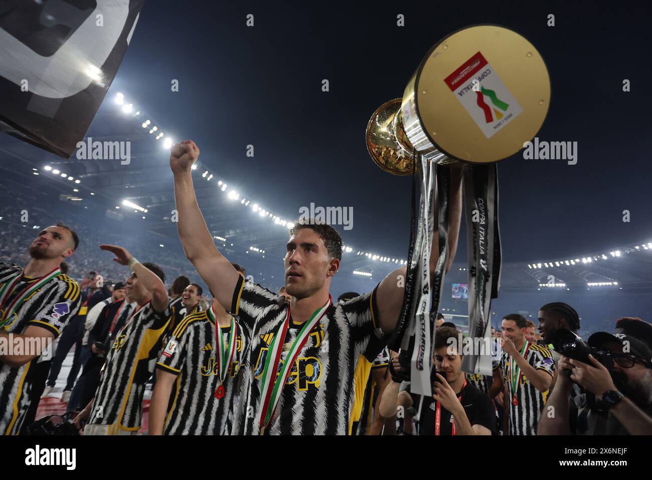 Rome, Italie 15.05.2024 : Dusan Vlahovic de la Juventus avec la coupe célèbre la victoire à la fin de la COUPE D'ITALIE 2023-2024, Coppa Italia Frecciarossa, football Banque D'Images