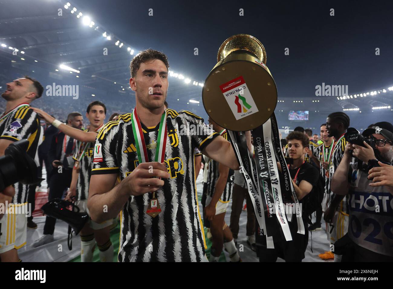 Rome, Italie 15.05.2024 : Dusan Vlahovic de la Juventus avec la coupe célèbre la victoire à la fin de la COUPE D'ITALIE 2023-2024, Coppa Italia Frecciarossa, football Banque D'Images