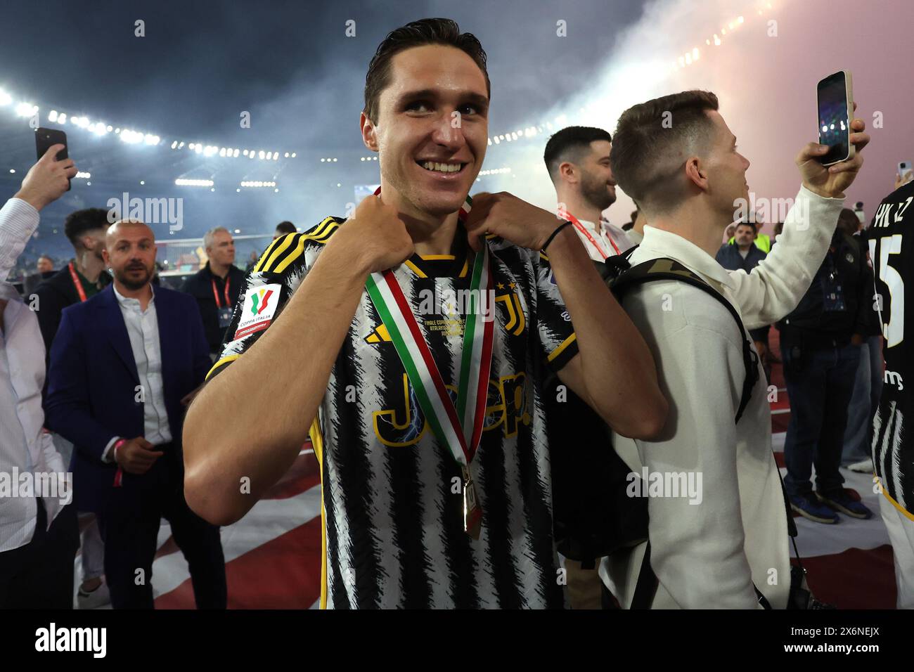 Rome, Italie 15.05.2024 : Federico Chiesa de la Juventus avec la coupe célèbre la victoire à la fin de la COUPE D'ITALIE 2023-2024, Coppa Italia Frecciarossa, football Banque D'Images