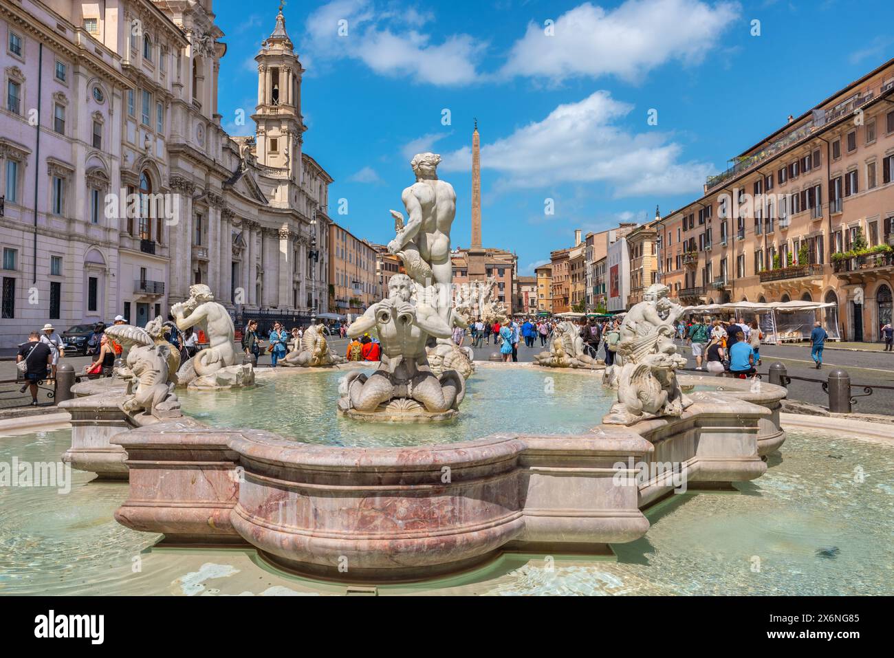 Vue de la Fontana del Moro (Fontaine des Moors) sur la Piazza Navona à Rome. Italie Banque D'Images