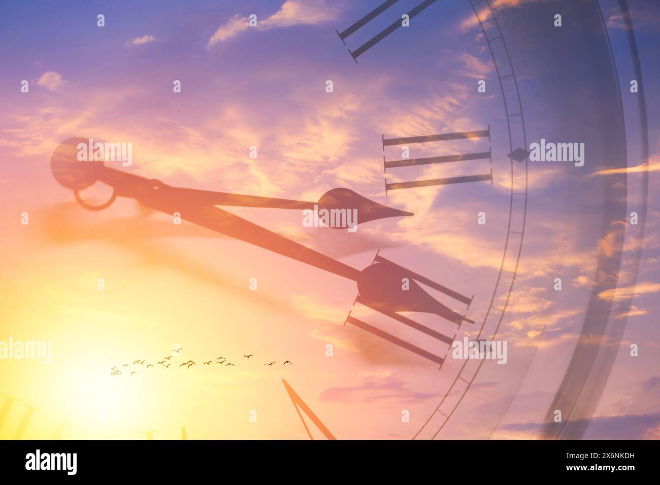 Horloge face mémoire temps dans le ciel lumineux du soleil. Le temps qui passe au coucher du soleil ou au lever du soleil superpose le ciel Banque D'Images