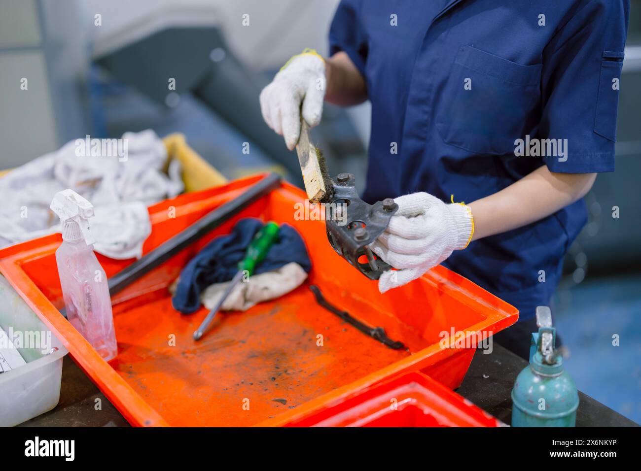 technicien nettoyant les pièces sales du moteur d'entretien des pièces de machine avec de l'huile lubrifiante Banque D'Images