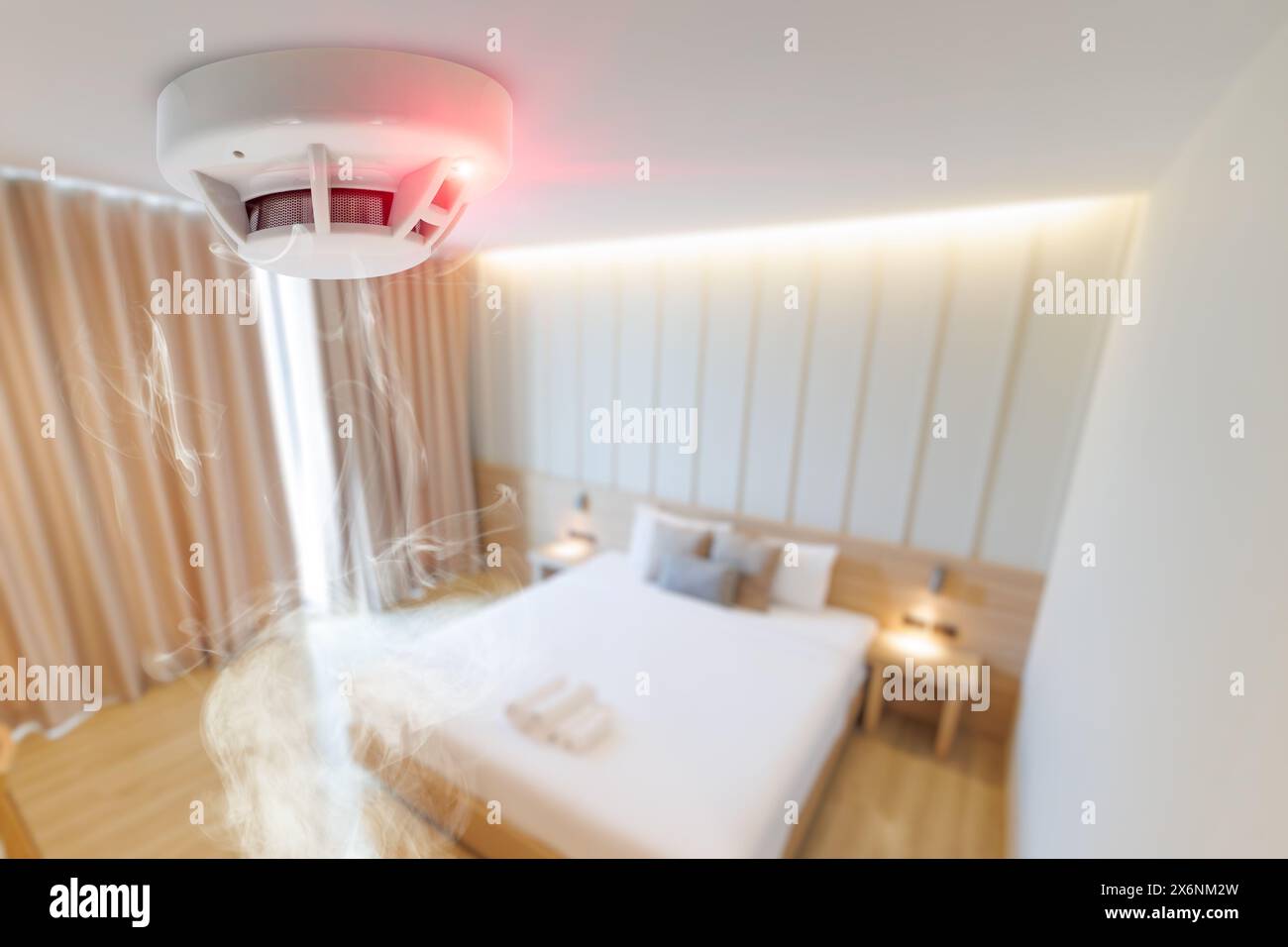 un détecteur d'incendie de fumée de mauvaise chambre est installé au plafond. dispositif de sécurité incendie pour maison Banque D'Images