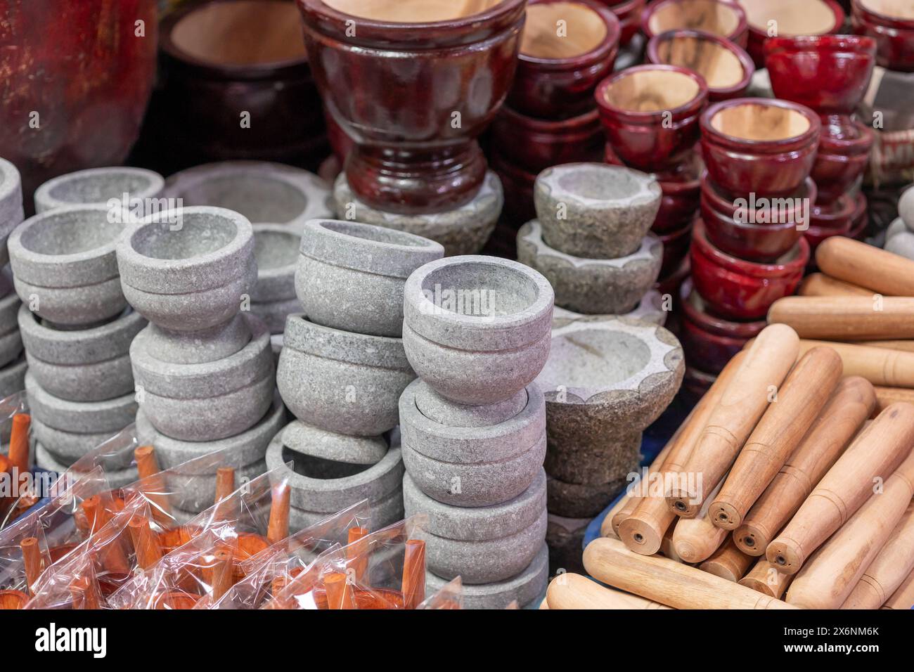 Mortiers pilés à la main et pilons, pierre et type bois, ustensiles de cuisine traditionnels en vente sur le marché artisanal thaïlandais Banque D'Images