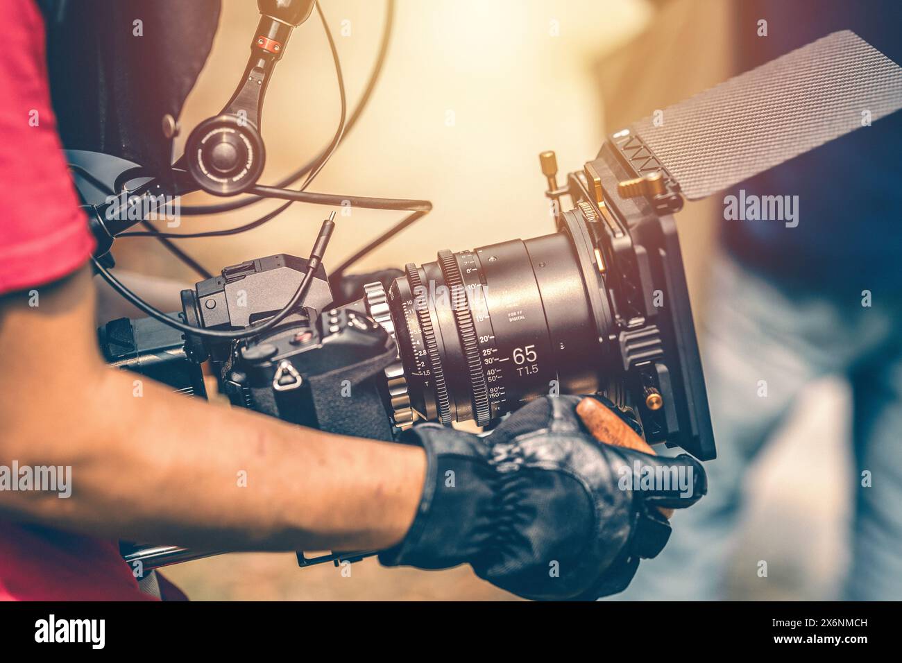 caméra cinématographique homme derrière la scène tournage de film ou de production vidéo et équipe de tournage de film avec équipement professionnel de caméra numérique de cinéma Banque D'Images