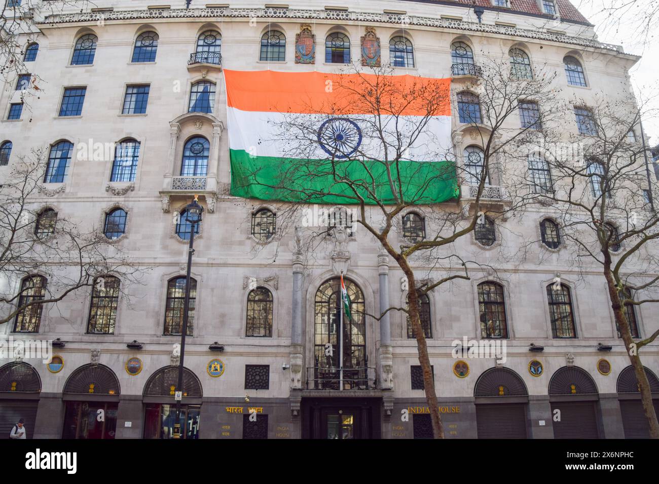 Londres, Royaume-Uni. 19 février 2023. Vue extérieure de India House, le haut-commissariat de l'Inde à Londres, avec un énorme drapeau indien. Crédit : Vuk Valcic/Alamy Banque D'Images