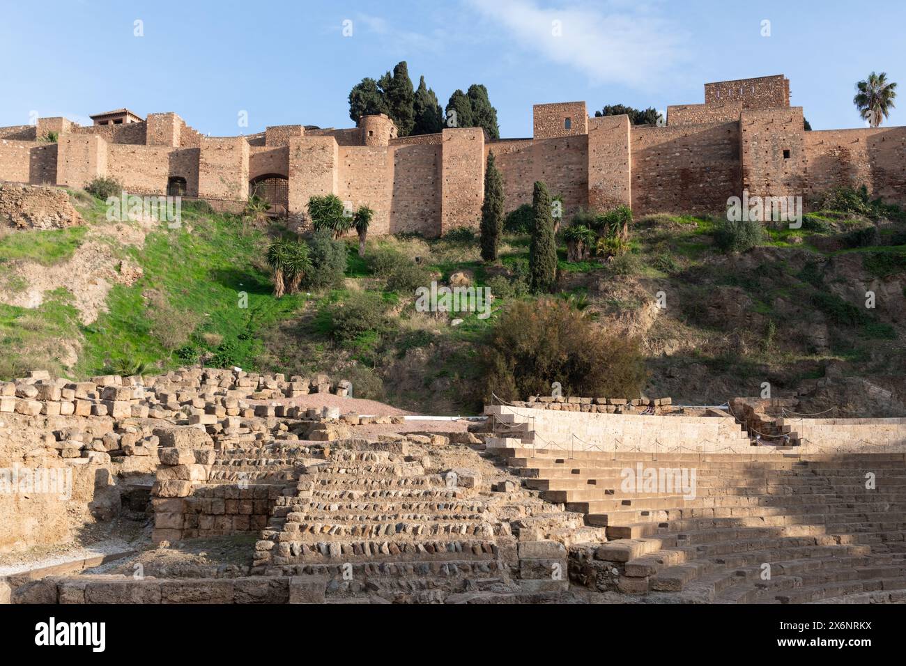 Vue d'en bas de l'amphithéâtre et des murs extérieurs de la forteresse Alcazaba de Malaga, Andalousie dans le sud de l'Espagne. Banque D'Images