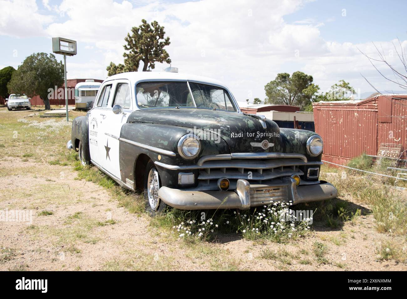 Voiture de police abandonnée de Radiator Springs dans le paysage du désert Banque D'Images