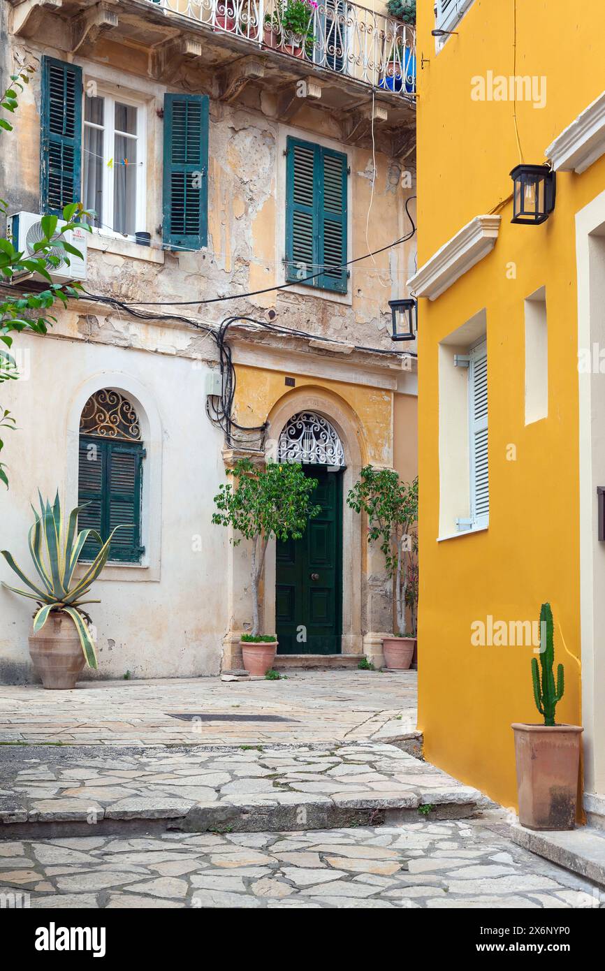Belle ruelle dans la vieille ville de Corfou, en Grèce, un site du patrimoine mondial de l'UNESCO, reconnu comme l'une des vieilles villes les plus pittoresques du monde. Banque D'Images