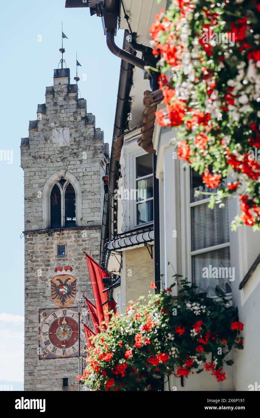 Le Zwolferturm à Vipiteno (Sterzing), une tour de 46 m de haut érigée en 1470, un symbole de la ville qui sépare la Nouvelle ville de la vieille ville Banque D'Images