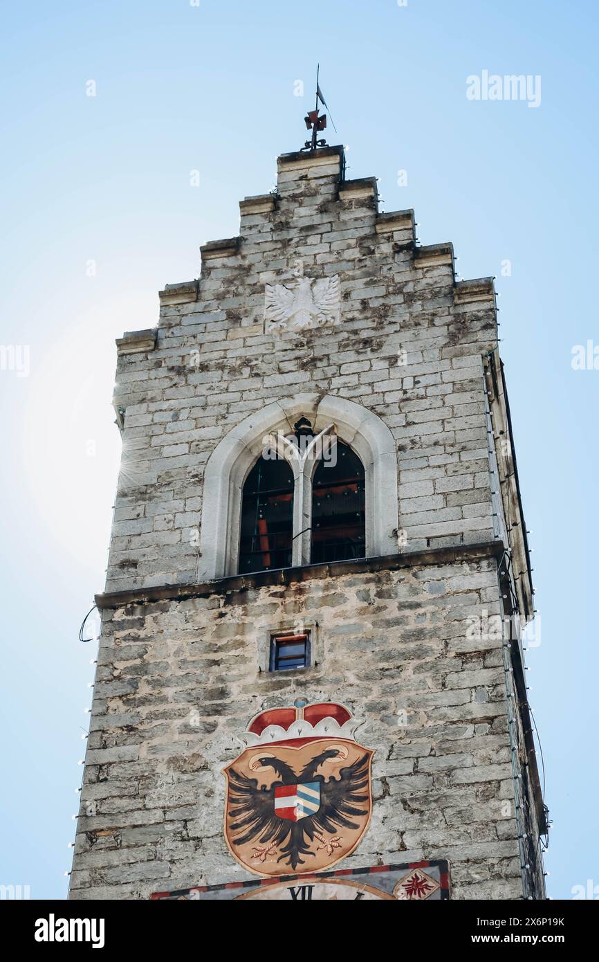 Le Zwolferturm à Vipiteno (Sterzing), une tour de 46 m de haut érigée en 1470, un symbole de la ville qui sépare la Nouvelle ville de la vieille ville Banque D'Images