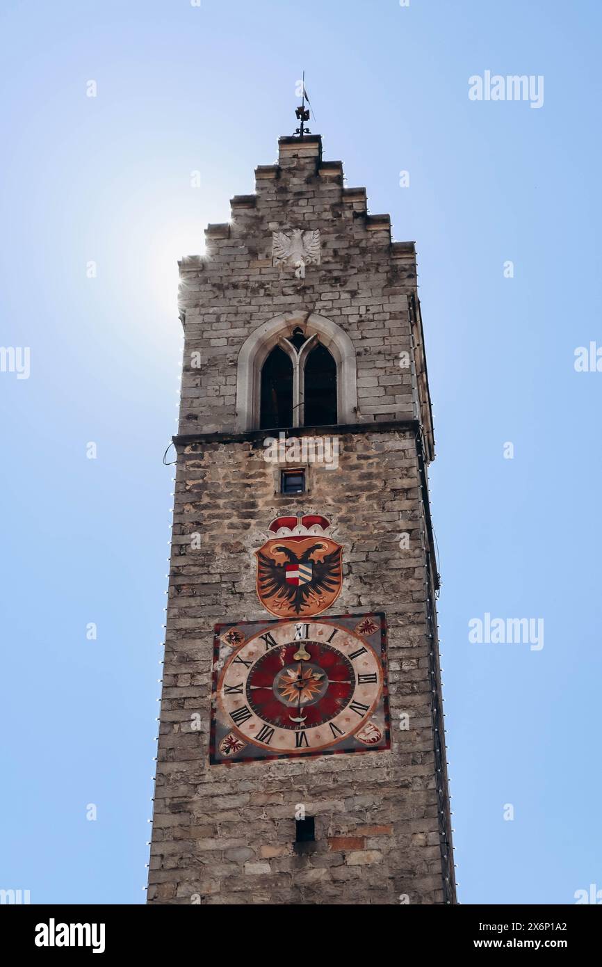 Le Zwolferturm à Vipiteno (Sterzing), une tour de 46 m de haut érigée en 1470, un symbole de la ville qui sépare la Nouvelle ville de la vieille ville Banque D'Images